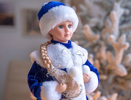 Снегурочка 40 см Triumph Nord в синей с белым шубе и шапке 